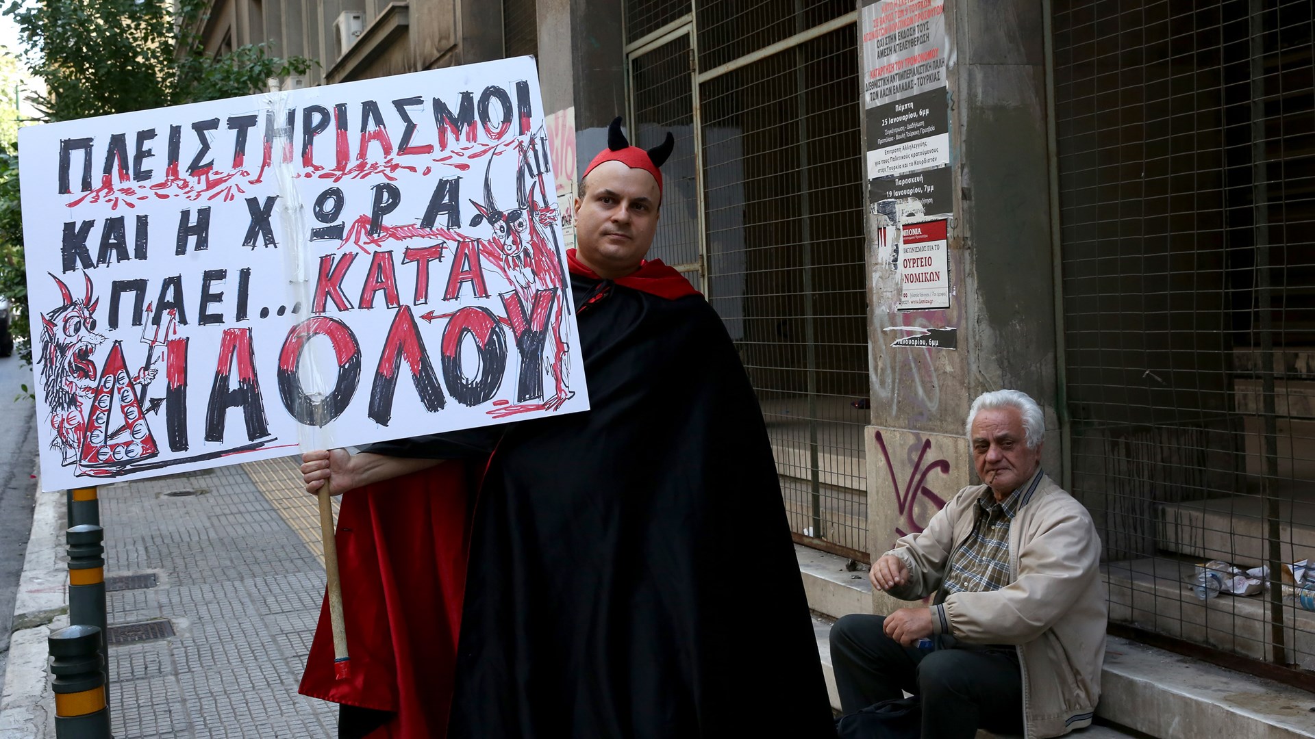 O “διάβολος” που έκλεψε την παράσταση στη συγκέντρωση κατά των πλειστηριασμών στην Αθήνα – ΦΩΤΟ
