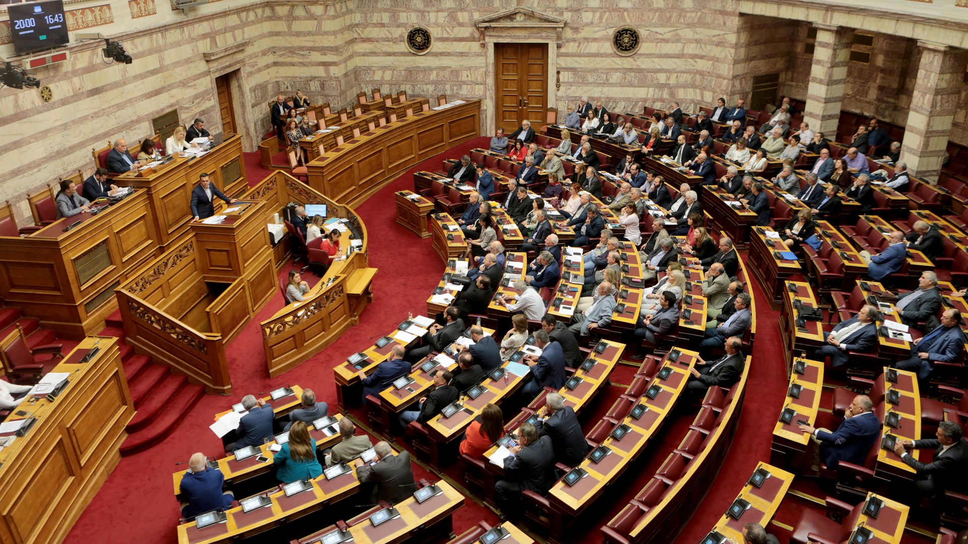 Με 161 «ναι» πέρασε το άρθρο για την αναδοχή από ομόφυλα ζευγάρια – Καταψήφισε ο Κόκκαλης