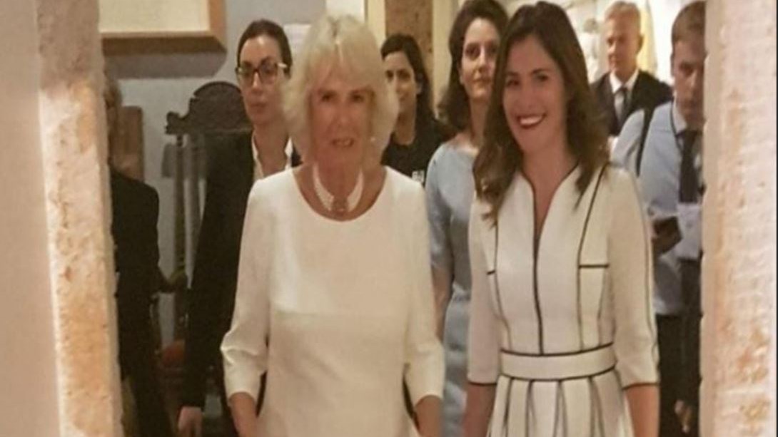 Η Μπέτυ Μπαζιάνα ξεναγεί την Καμίλα στο Μουσείο Μπενάκη