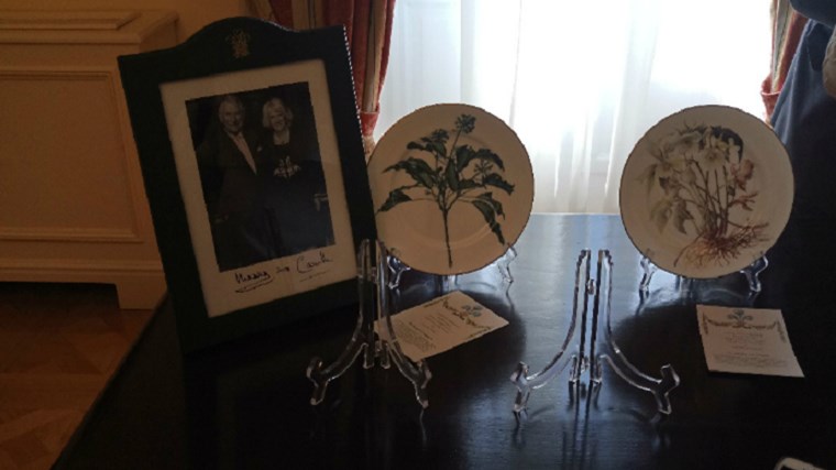 Τα δώρα του Πρίγκιπα Καρόλου και της Καμίλα στον Παυλόπουλο – ΦΩΤΟ