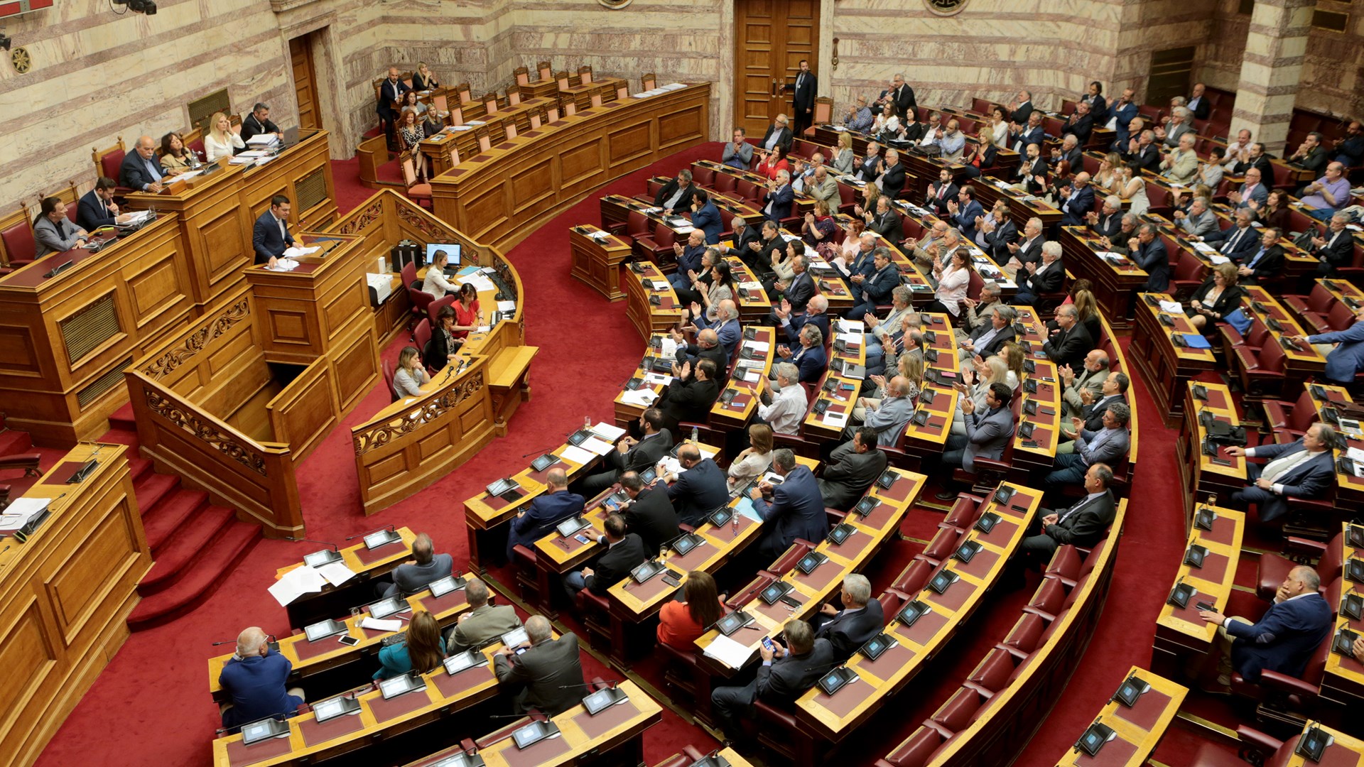 Ποιοι βουλευτές απουσίαζαν και ποιοι διαφοροποιήθηκαν από την κομματική γραμμή στο άρθρο για την αναδοχή από ομόφυλα ζευγάρια