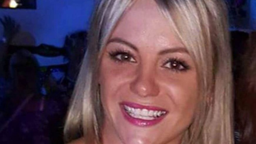 Δεν φαντάζεστε τι έκανε αυτή η ξανθιά καλλονή όταν κόλλησε στην κίνηση – Πήρε την πετσετούλα της και… – ΦΩΤΟ