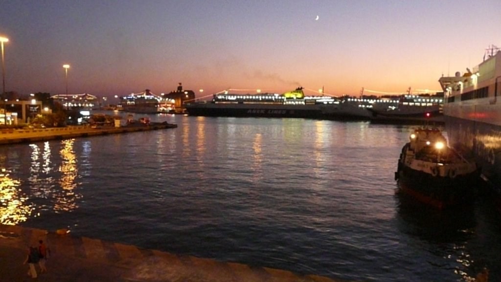 Συναγερμός στο λιμάνι του Πειραιά – Απέδρασαν τρεις κρατούμενοι λίγο πριν επιβιβαστούν σε πλοίο – ΤΩΡΑ