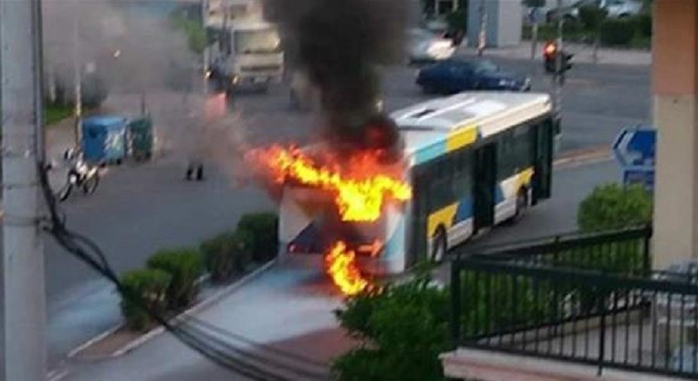 Φωτιά σε λεωφορείο στη Νίκαια – Αποβιβάστηκαν έγκαιρα οι επιβάτες – ΦΩΤΟ