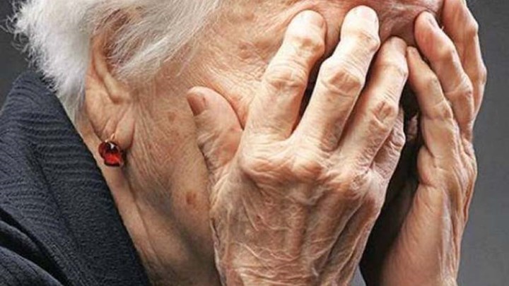 Νύχτα τρόμου για 93χρονη στο Ελληνικό: Την απειλούσαν με κατσαβίδι για να της πάρουν 80 ευρώ