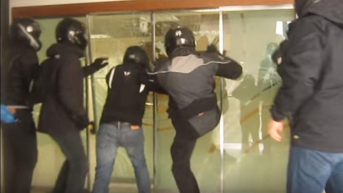 Έφοδος του Ρουβίκωνα σε ΜΚΟ στην Πλατεία Βικτωρίας