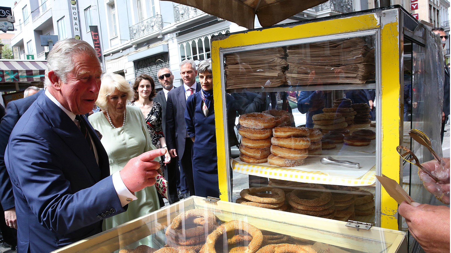 Η στάση για… κουλούρι του Καρόλου και της Καμίλα στο κέντρο της Αθήνας- ΦΩΤΟ – ΒΙΝΤΕΟ