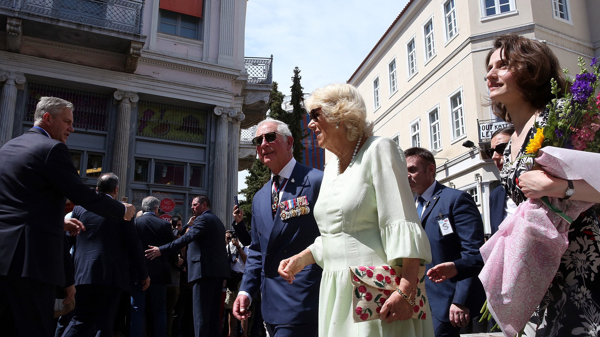 Καρέ – καρέ η βόλτα του πρίγκιπα Καρόλου και της Καμίλα στο κέντρο της Αθήνας – ΦΩΤΟ