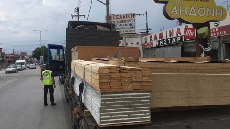 Φρικτό τροχαίο στη Λάρισα – Γυναίκα παρασύρθηκε από νταλίκα – ΦΩΤΟ