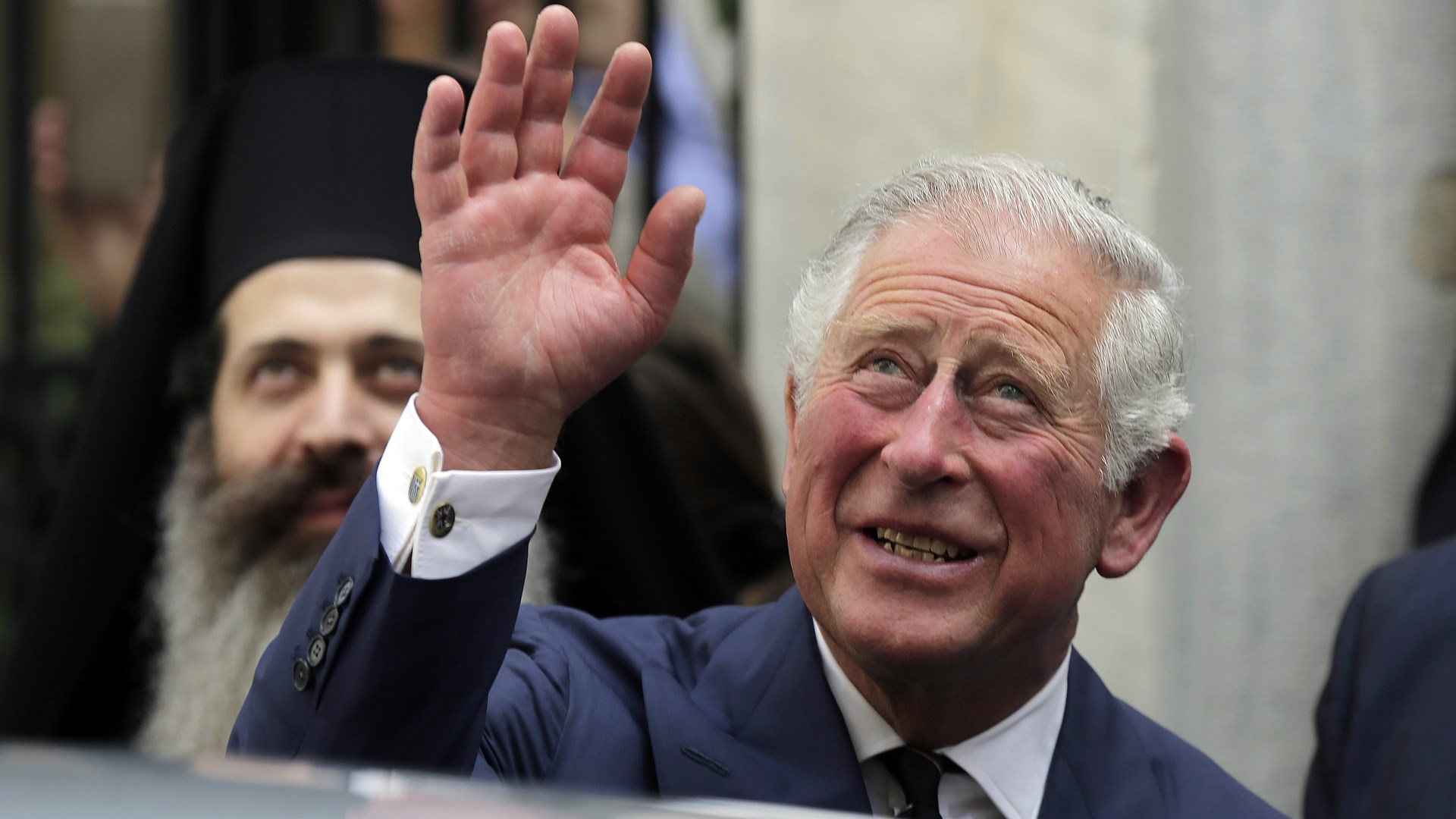 Μανικετόκουμπα με τις σημαίες της Ελλάδας και της Μεγάλης Βρετανίας φοράει ο Πρίγκιπας Κάρολος – ΦΩΤΟ