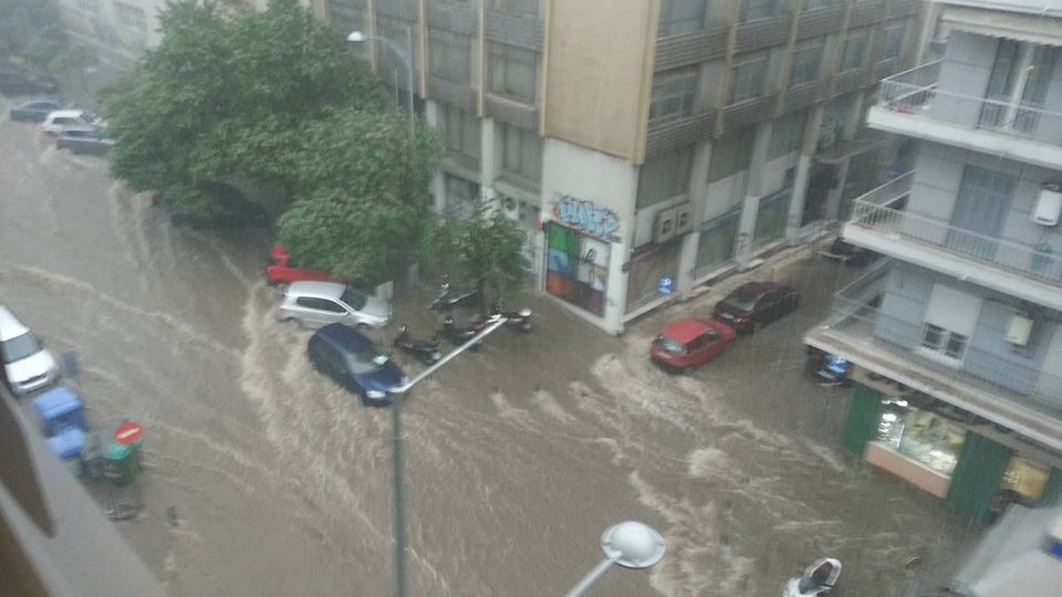 Πρωτοφανείς εικόνες από την ξαφνική νεροποντή στη Θεσσαλονίκη – Πλημμύρισε όλη η πόλη – ΦΩΤΟ – ΒΙΝΤΕΟ