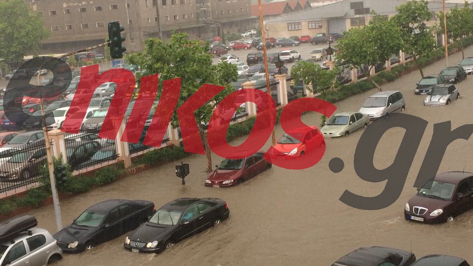 Εικόνες καταστροφής στη Θεσσαλονίκη από την κακοκαιρία – Παρασύρθηκαν άνθρωποι από τα ορμητικά νερά – ΦΩΤΟ – ΒΙΝΤΕΟ
