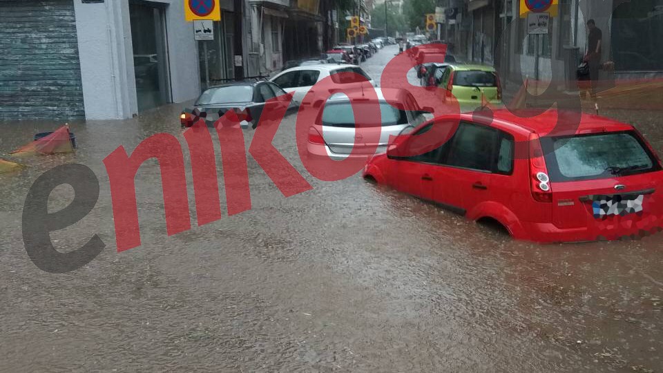 Η νεροποντή “σάρωσε” τη Θεσσαλονίκη – Τα αυτοκίνητα έγιναν… βάρκες – ΦΩΤΟ