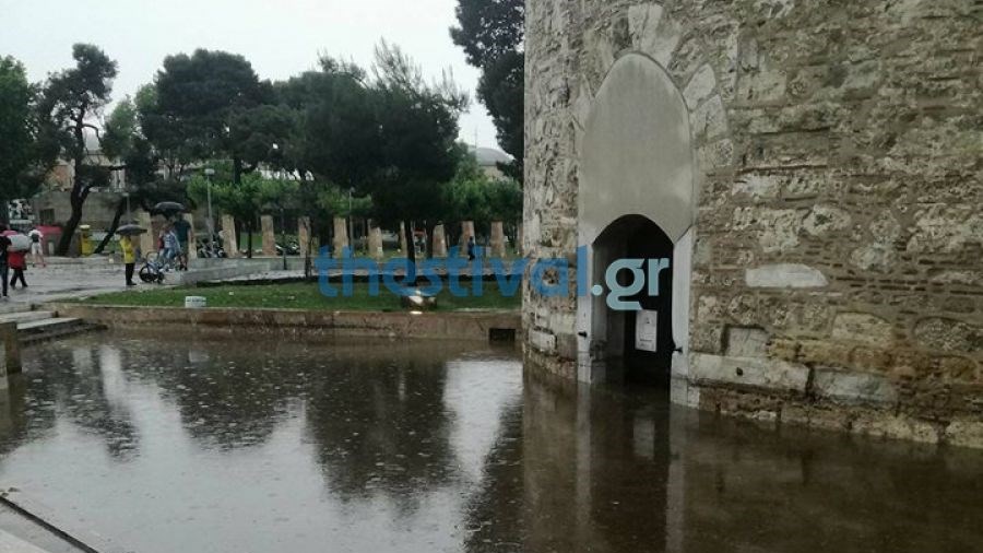 Πλημμύρισε ο Λευκός Πύργος – Εγκλωβίστηκαν παιδιά – ΦΩΤΟ