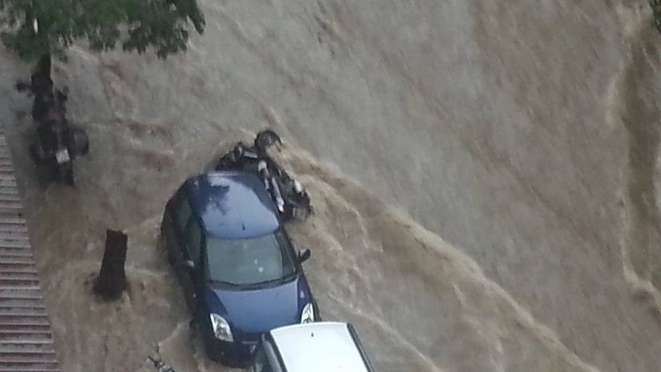 BINTEO ντoκουμέντο: Γυναίκα παρασύρεται από ορμητικά νερά έξω από το ΑΠΘ – Συγκλονιστικές εικόνες