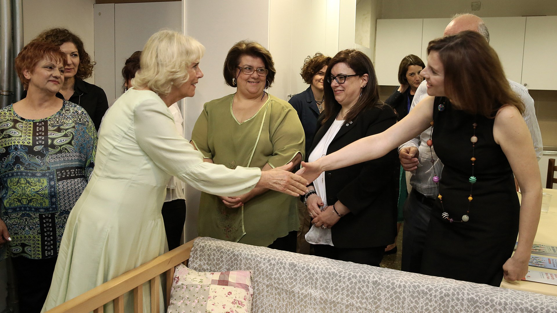 Επίσκεψη της Καμίλα στον Ξενώνα Φιλοξενίας Κακοποιημένων Γυναικών του δήμου Αθηναίων – ΦΩΤΟ