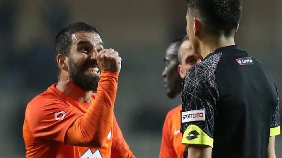 Εξοντωτική ποινή 16 αγωνιστικών στον Αρντά Τουράν για το σπρώξιμο στον επόπτη