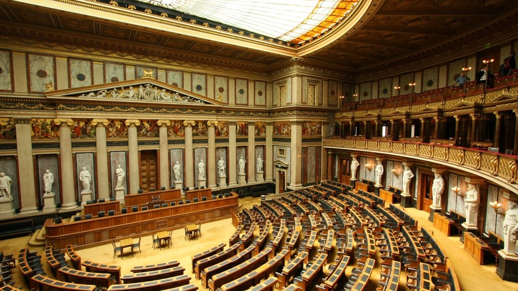 Ποιος βουλευτής που είχε κατηγορηθεί για σεξουαλική παρενόχληση επιστρέφει στην ενεργό δράση – ΒΙΝΤΕΟ