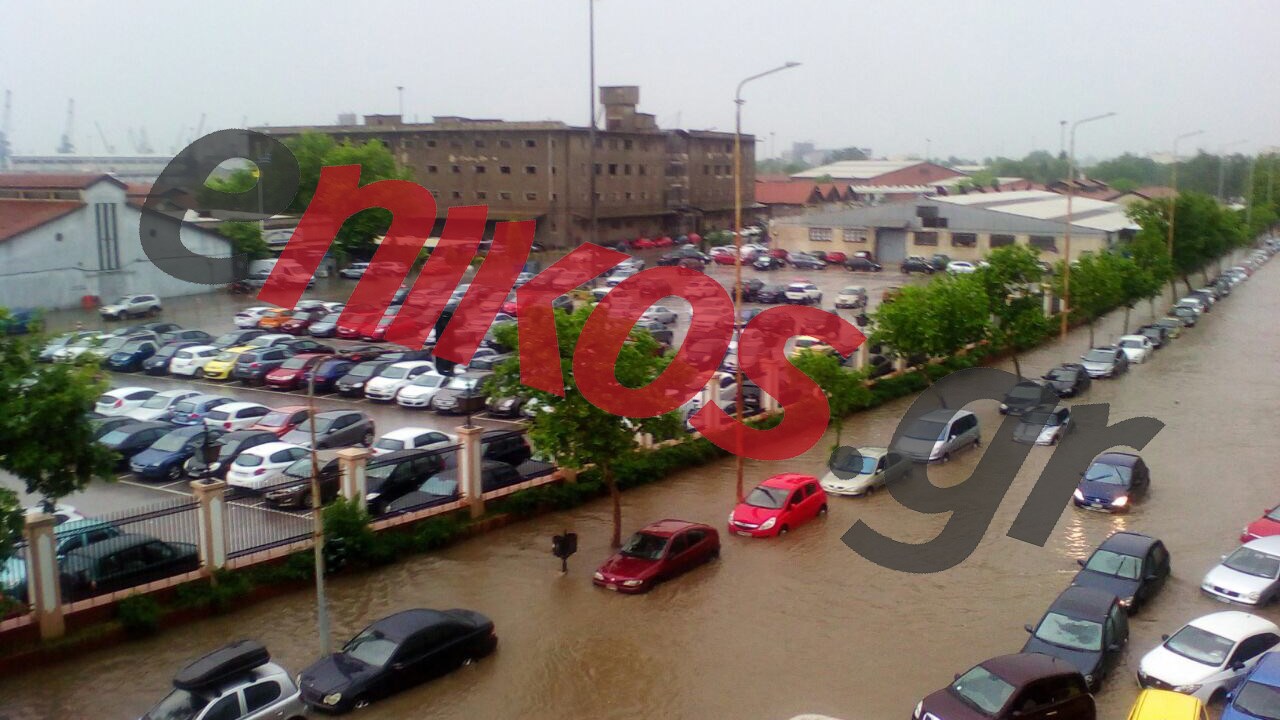 Ποτάμια οι δρόμοι στη Θεσσαλονίκη – Αυτοκίνητα “βυθίστηκαν” στις λάσπες – Συγκλονιστικές ΦΩΤΟ