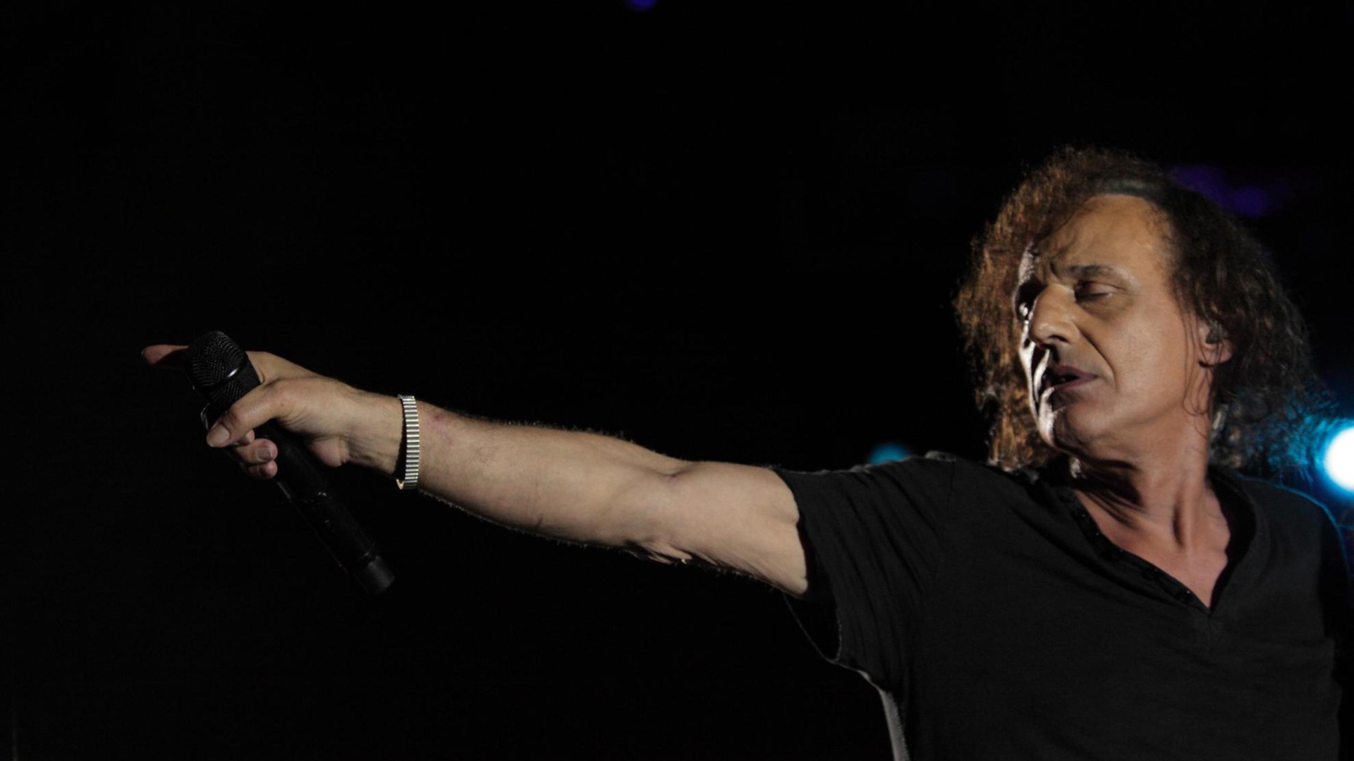 Ο Παπακωνσταντίνου “ντύνει” τον …Καλό άνθρωπο του Σετσουάν!