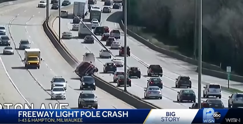 Αυτοκίνητο εκτός ελέγχου σκορπά τον πανικό σε κεντρική λεωφόρο των ΗΠΑ- ΒΙΝΤΕΟ