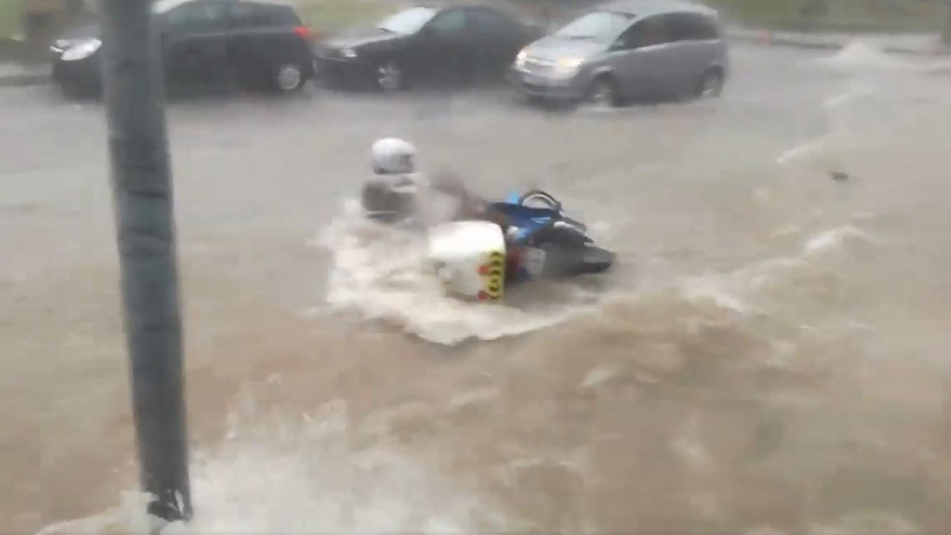 Οδηγός παρασύρεται με τη μηχανή του από τα ορμητικά νερά στη Θεσσαλονίκη – ΒΙΝΤΕΟ