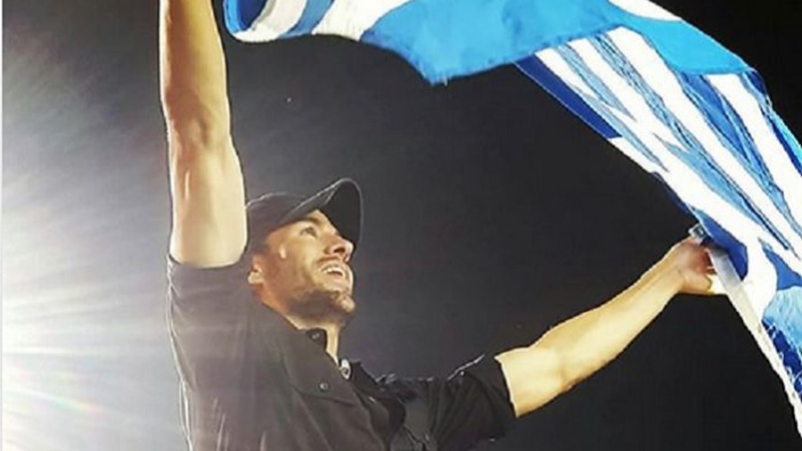 Με την ελληνική σημαία στα χέρια ο Ενρίκε Ιγκλέσιας – Αποθεώθηκε από τους θαυμαστές του – ΒΙΝΤΕΟ – ΦΩΤΟ