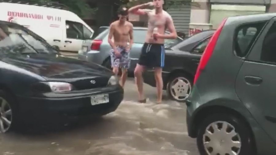 Επικό βίντεο από τη Θεσσαλονίκη: Βγήκαν ημίγυμνοι στους πλημμυρισμένους δρόμους για να… πλυθούν