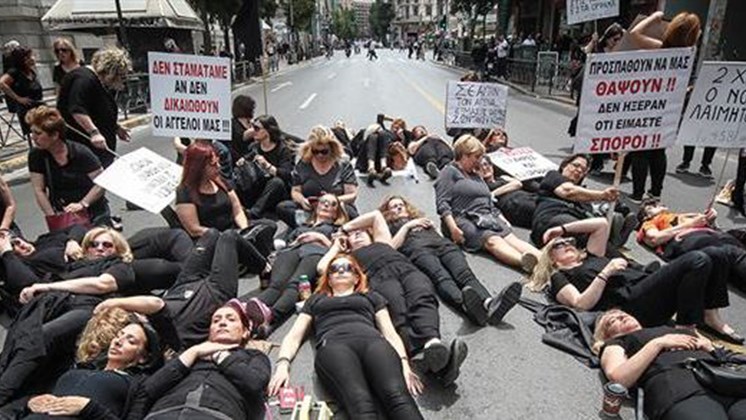 Χήρες στρατιωτικών ξάπλωσαν έξω από το Υπουργείο Εργασίας σε ένδειξη διαμαρτυρίας για τις περικοπές των συντάξεων τους