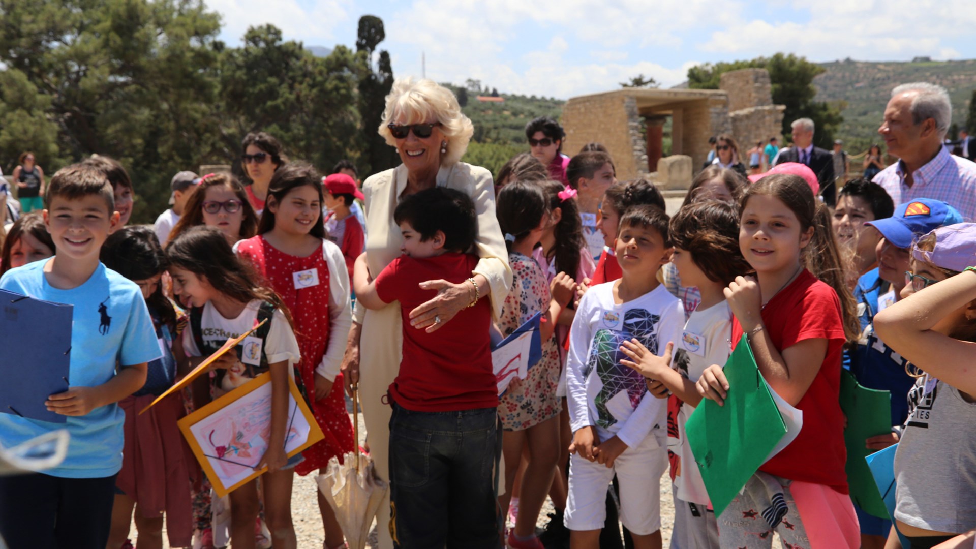 Η σφιχτή αγκαλιά πιτσιρικά στην Καμίλα – ΦΩΤΟ