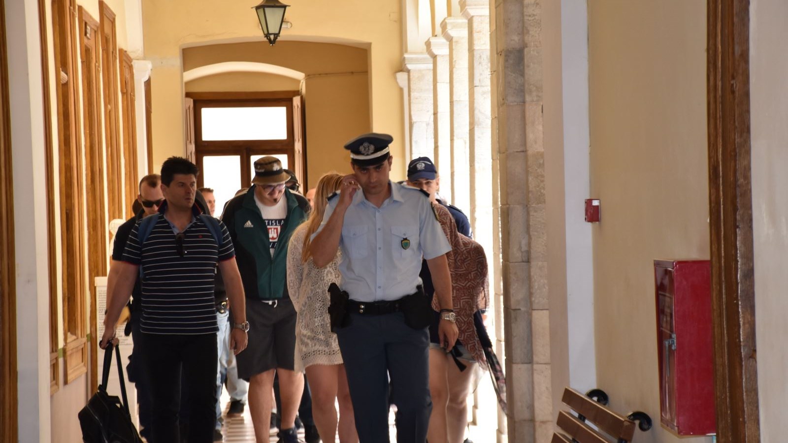 Στον Εισαγγελέα της Σύρου οι οκτώ συλληφθέντες του Ρουβίκωνα που εισέβαλαν στο δημαρχείο Τήνου – ΒΙΝΤΕΟ