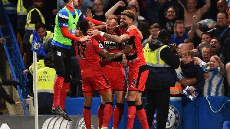 Ποδοσφαιριστές γιόρτασαν την παραμονή της ομάδας σε… strip club – ΦΩΤΟ