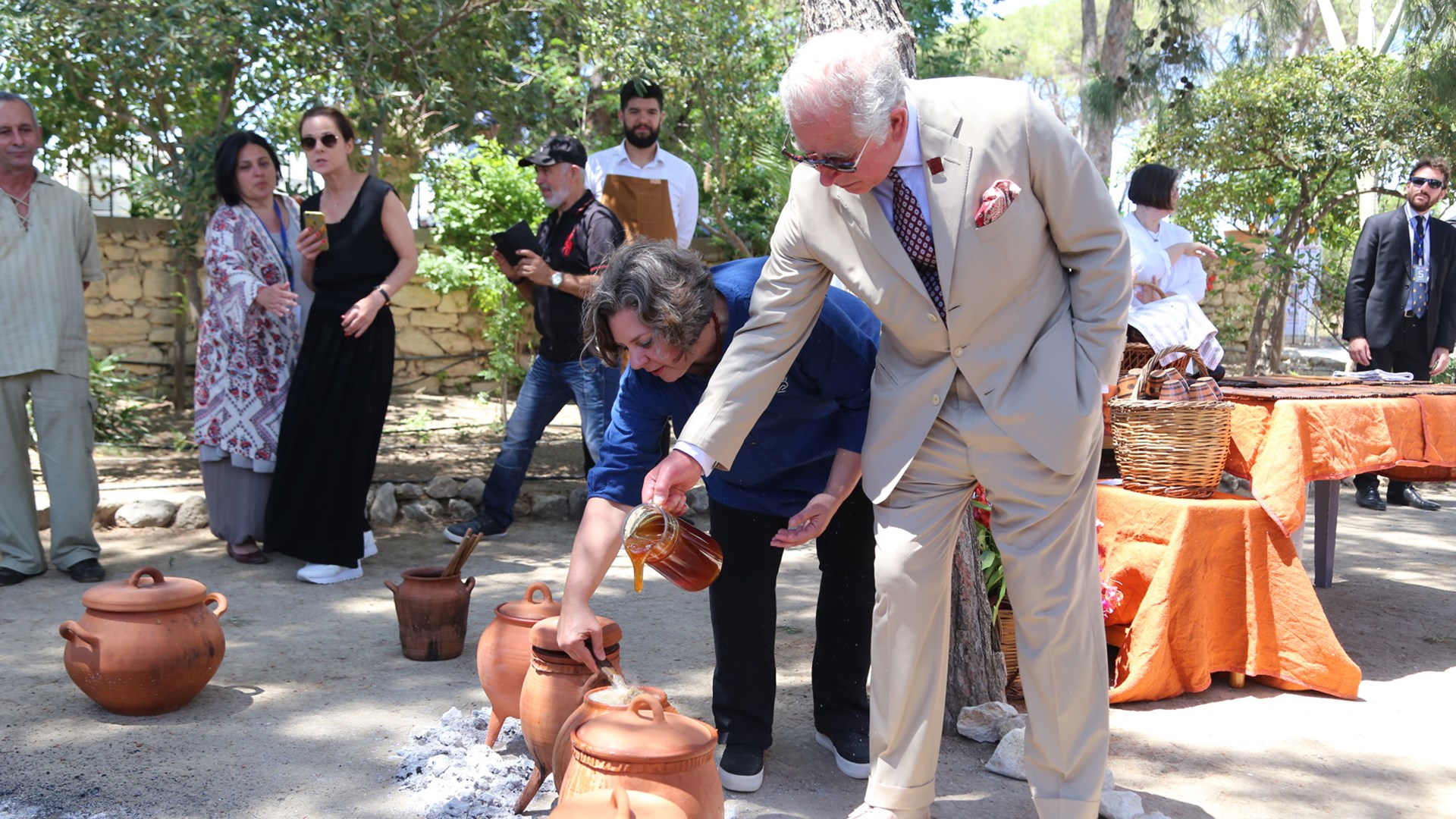 Ο Κάρολος έπιασε το βάζο με το μέλι και “μαγείρεψε” μινωικό φαγητό – ΦΩΤΟ
