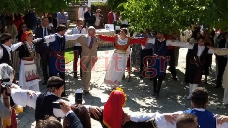 Ποιος είπε ότι οι πρίγκιπες ξέρουν μόνο από βαλς; – Η στιγμή που ο Κάρολος και η Καμίλα χορεύουν κρητικά – ΦΩΤΟ – ΒΙΝΤΕΟ