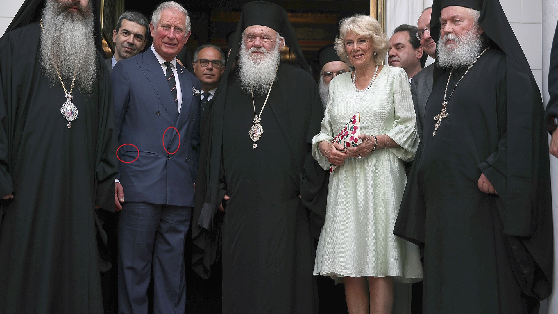 “Βελόνα και κλωστή” για τον Πρίγκιπα Κάρολο – Το ξηλωμένο κουμπί και η σκισμένη τσέπη στο σακάκι του – ΦΩΤΟ