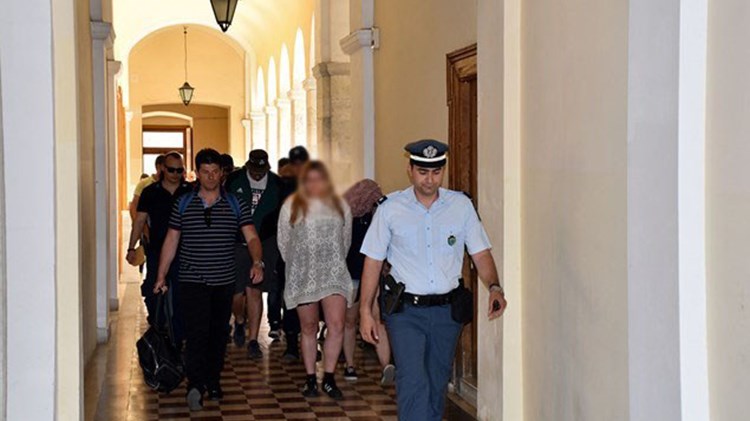 Ο Ρουβίκωνας στοχοποιεί τον δήμαρχο Τήνου μετά τις συλλήψεις