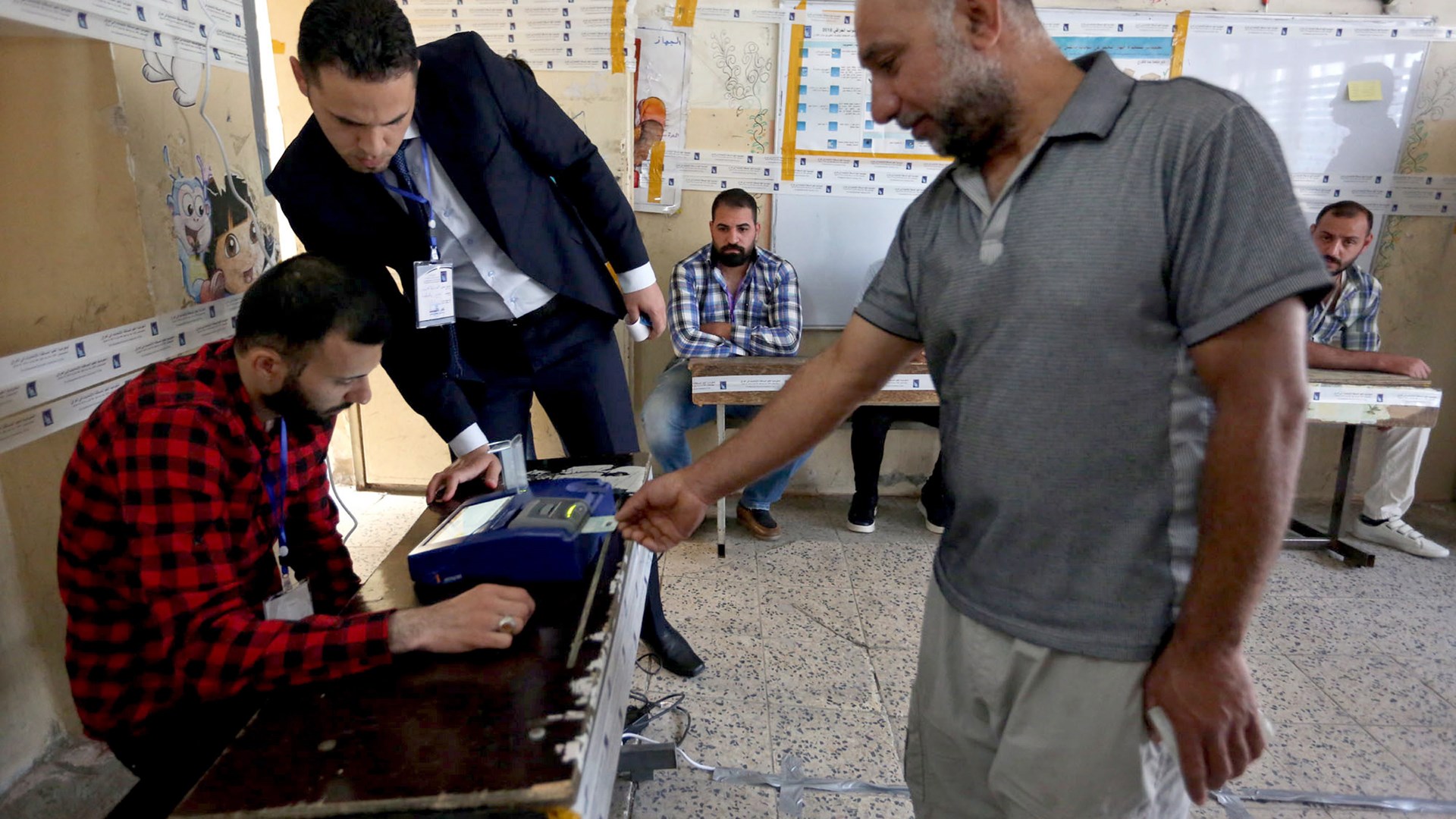 Άνοιξαν οι κάλπες στο Ιράκ για τις πρώτες βουλευτικές εκλογές μετά την πτώση του ISIS