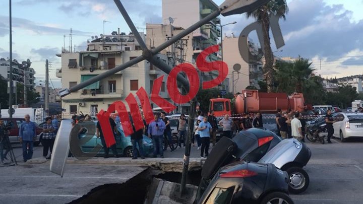 Τι απαντά ο Δήμαρχος Καλλιθέας για το πάρκινγκ που βούλιαξε και “κατάπιε” τρία αυτοκίνητα – ΒΙΝΤΕΟ