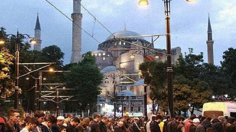 Εικόνες από το νέο προκλητικό σόου των Τούρκων: Προσευχήθηκαν έξω από την Αγιά Σοφιά – ΒΙΝΤΕΟ