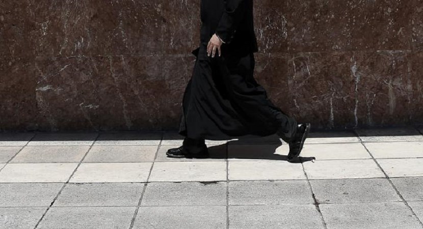 Σοκ στον Βόλο: 80χρονος ιερέας αποπειράθηκε να ασελγήσει σε 11χρονη με τη συναίνεση της μητέρας της