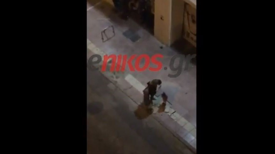Εικόνες-σοκ από το κέντρο της Αθήνας: Τοξικομανείς κάνουν χρήση ναρκωτικών μπροστά στο παιδί τους – ΒΙΝΤΕΟ αναγνώστη