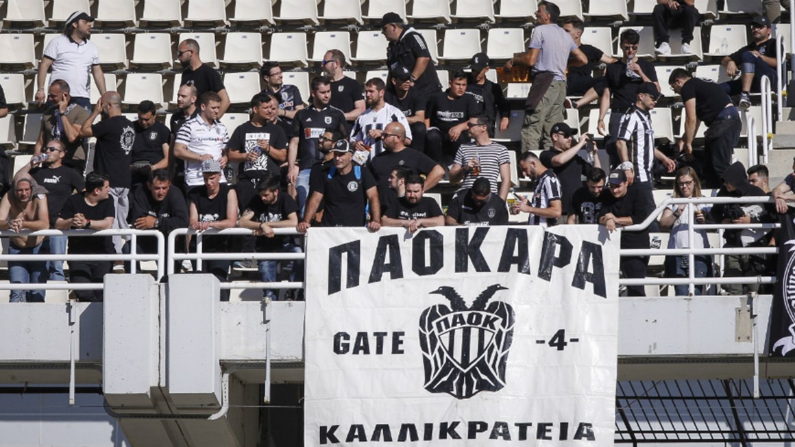 Μάσκες με το πρόσωπο του Ιβάν Σαββίδη φοράνε οπαδοί του ΠΑΟΚ στο ΟΑΚΑ