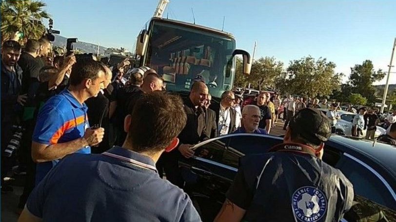 Ο Ιβάν Σαββίδης υποδέχθηκε την αποστολή του ΠΑΟΚ έξω από το ΟΑΚΑ – ΦΩΤΟ