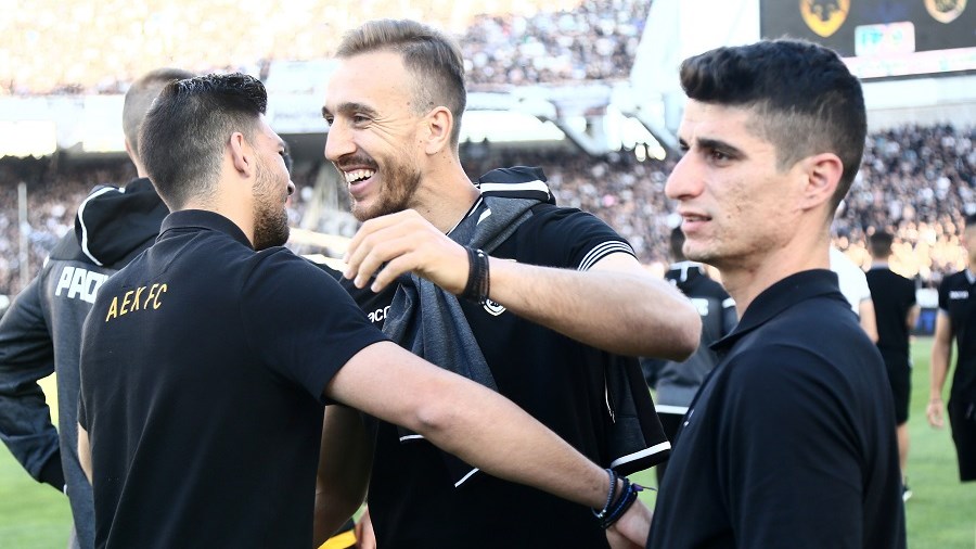 Αγκαλιά στο γήπεδο παίκτες της ΑΕΚ και του ΠΑΟΚ – ΦΩΤΟ