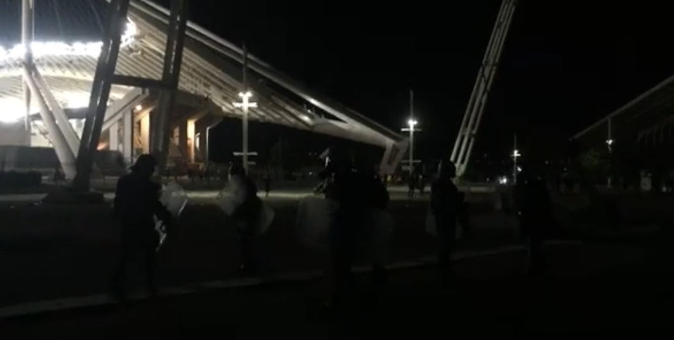 Επεισόδια έξω από το ΟΑΚΑ – Αποπνικτική η ατμόσφαιρα – ΦΩΤΟ