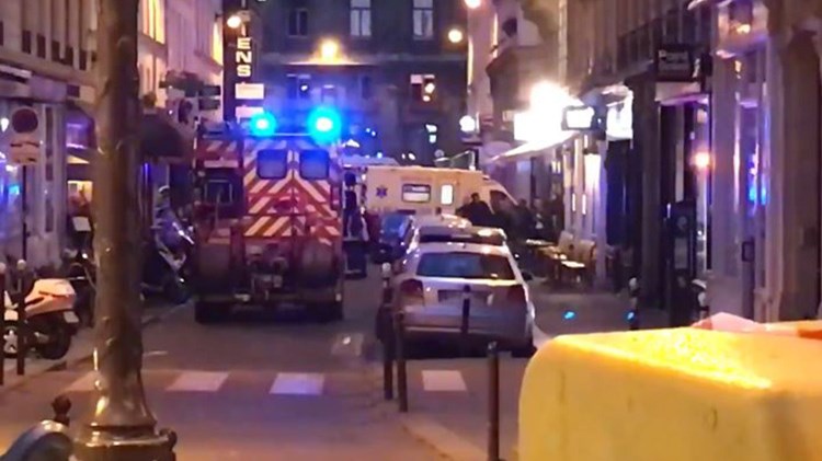Συναγερμός στο Παρίσι: Άνδρας επιτέθηκε με μαχαίρι στο πλήθος – Αναφορές για τραυματίες – ΤΩΡΑ