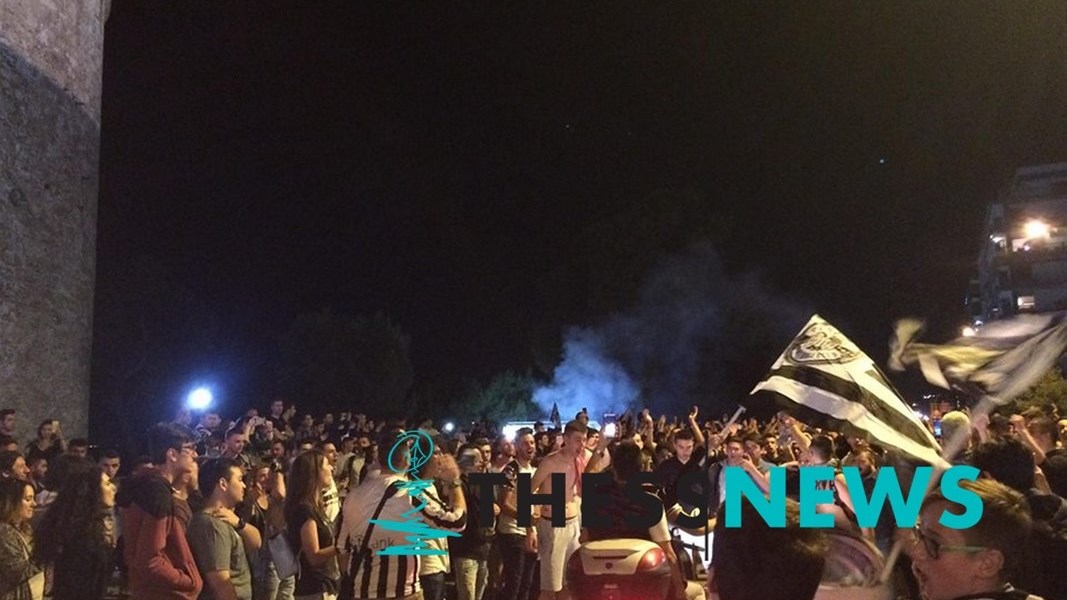 Έξαλλοι πανηγυρισμοί από οπαδούς του ΠΑΟΚ στον Λευκό Πύργο για την κατάκτηση του Κυπέλλου – ΒΙΝΤΕΟ