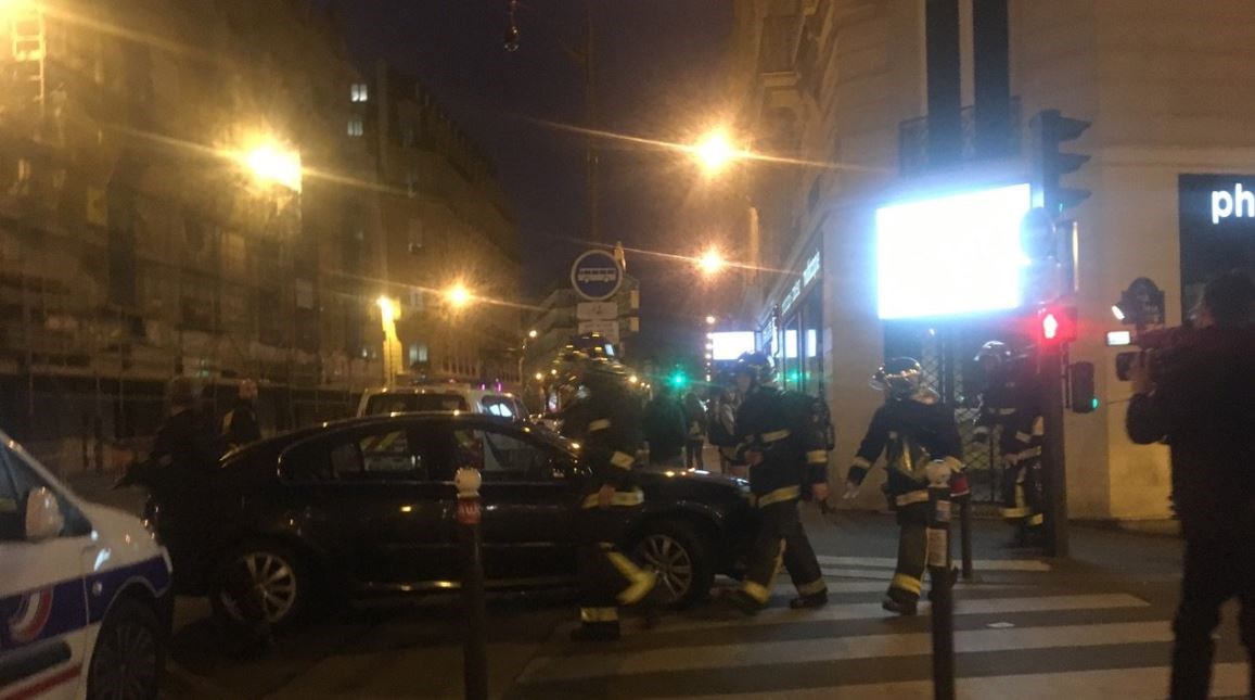 Ένας νεκρός από την επίθεση με μαχαίρι στην καρδιά του Παρισιού – ΤΩΡΑ