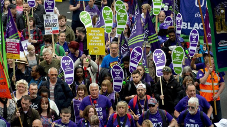 Χιλιάδες εργαζόμενοι στους δρόμους του Λονδίνου με αίτημα καλύτερους μισθούς – ΦΩΤΟ