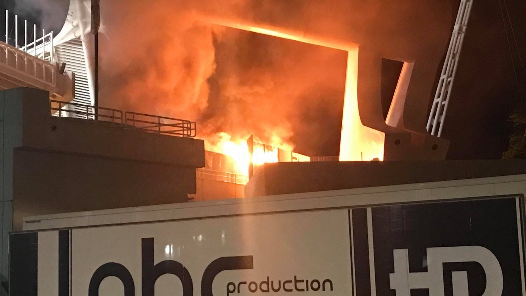 Μεγάλη φωτιά έξω από το ΟΑΚΑ μετά τον τελικό Κυπέλλου – ΒΙΝΤΕΟ